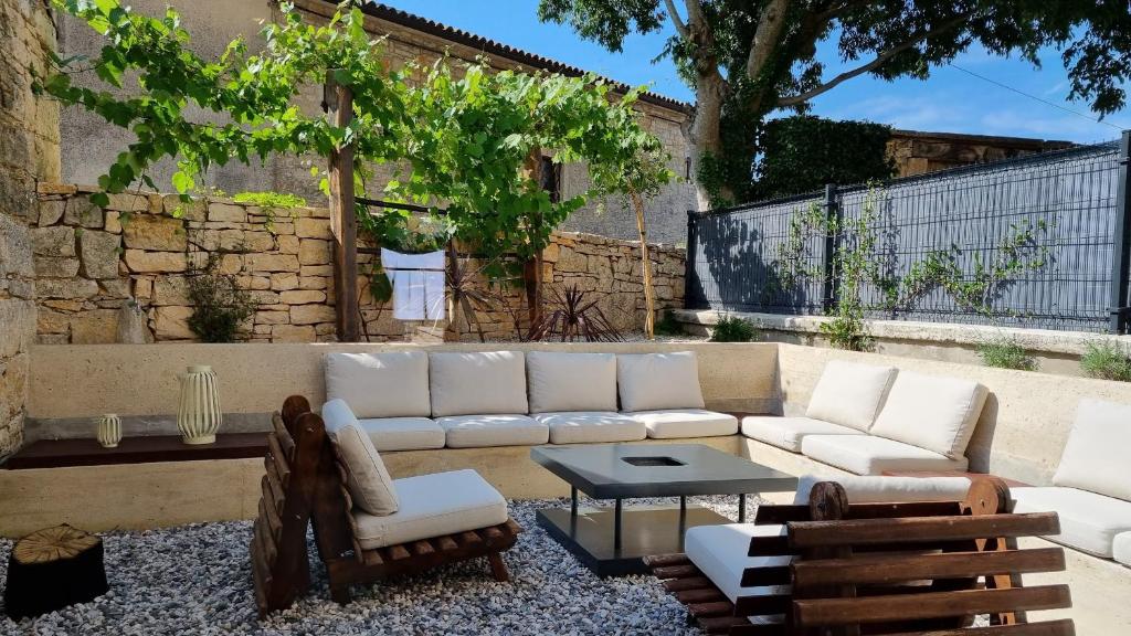 Posedenie v ubytovaní !!NEW 2023!! Villa Qualia - Heated pool, 4 bedrooms, modern interior