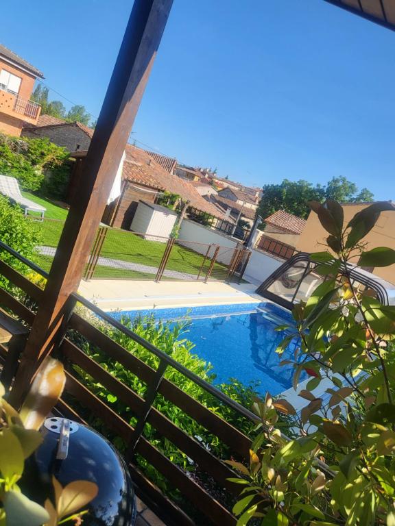 Bazén v ubytování CON PISCINA SANSIL RURAL Atapuerca nebo v jeho okolí