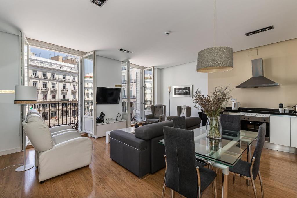 sala de estar con sofá y mesa en BNBHolder Apartamentos en Sol Deluxe 2, en Madrid