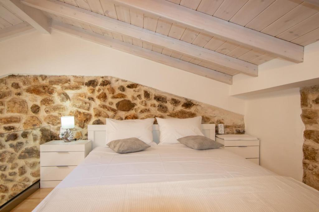 Postel nebo postele na pokoji v ubytování stone house