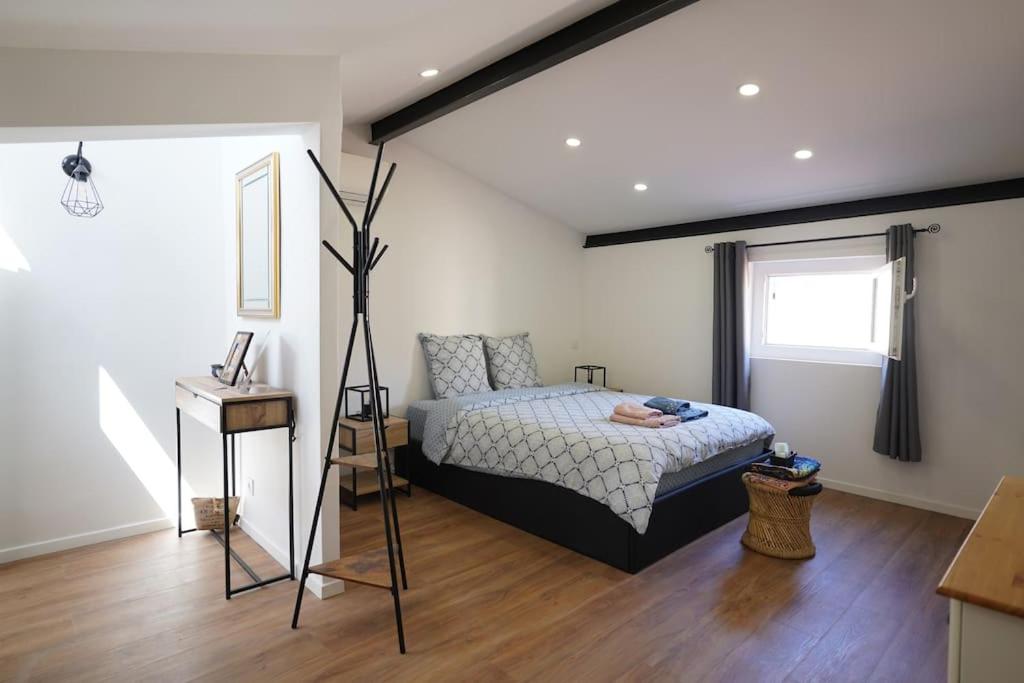 une chambre avec un lit dans une pièce dans l'établissement F2 Type LOFT à Ajaccio, à Ajaccio