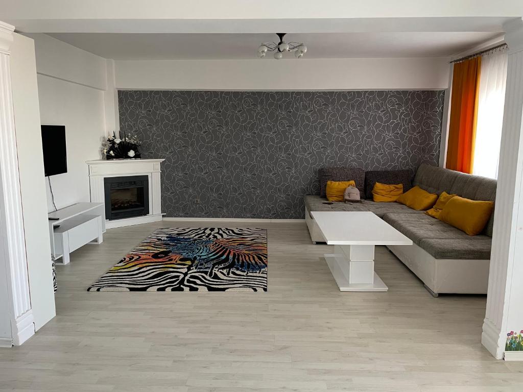 ein Wohnzimmer mit einem Sofa und einem Kamin in der Unterkunft Panoramic M&M apartment in Suceava