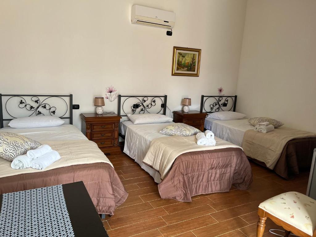 pokój z 3 łóżkami w pokoju w obiekcie B&B Piandelidei w mieście Sassari