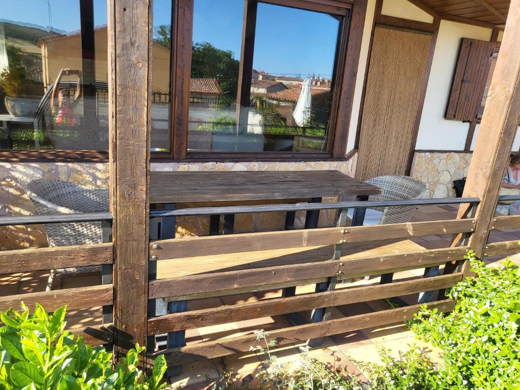 Balkón nebo terasa v ubytování CON PISCINA SANSIL RURAL Atapuerca