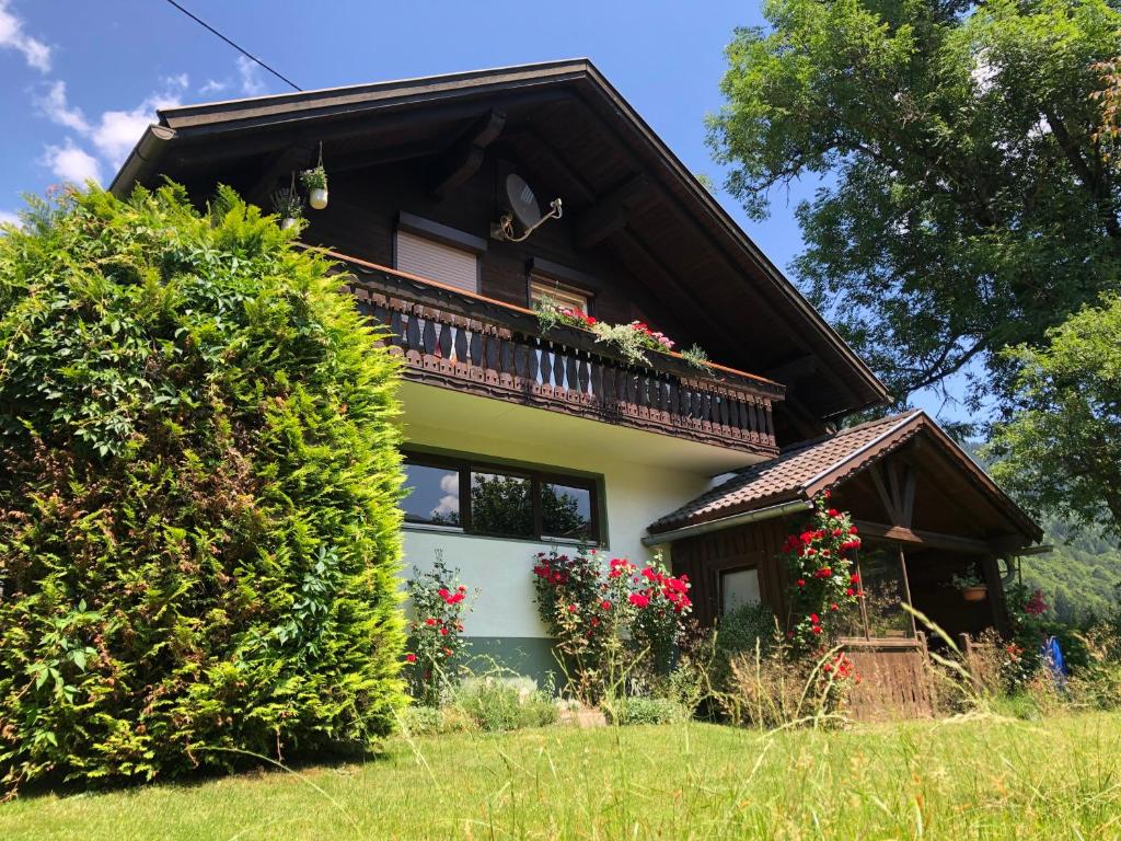 una casa con balcón y flores. en Ferienhaus Mautzfried, en Reisach