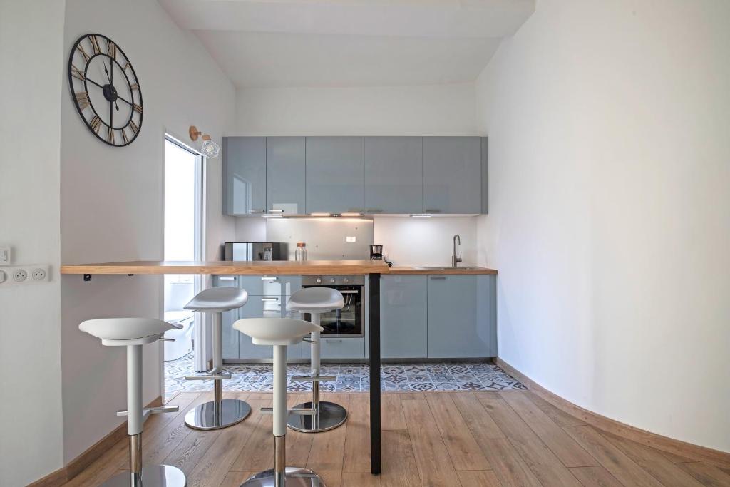 Dapur atau dapur kecil di L&#39;Oasis de la Com&eacute;die, 4 Personnes, Parking Priv&eacute;, Climatisation et Wifi