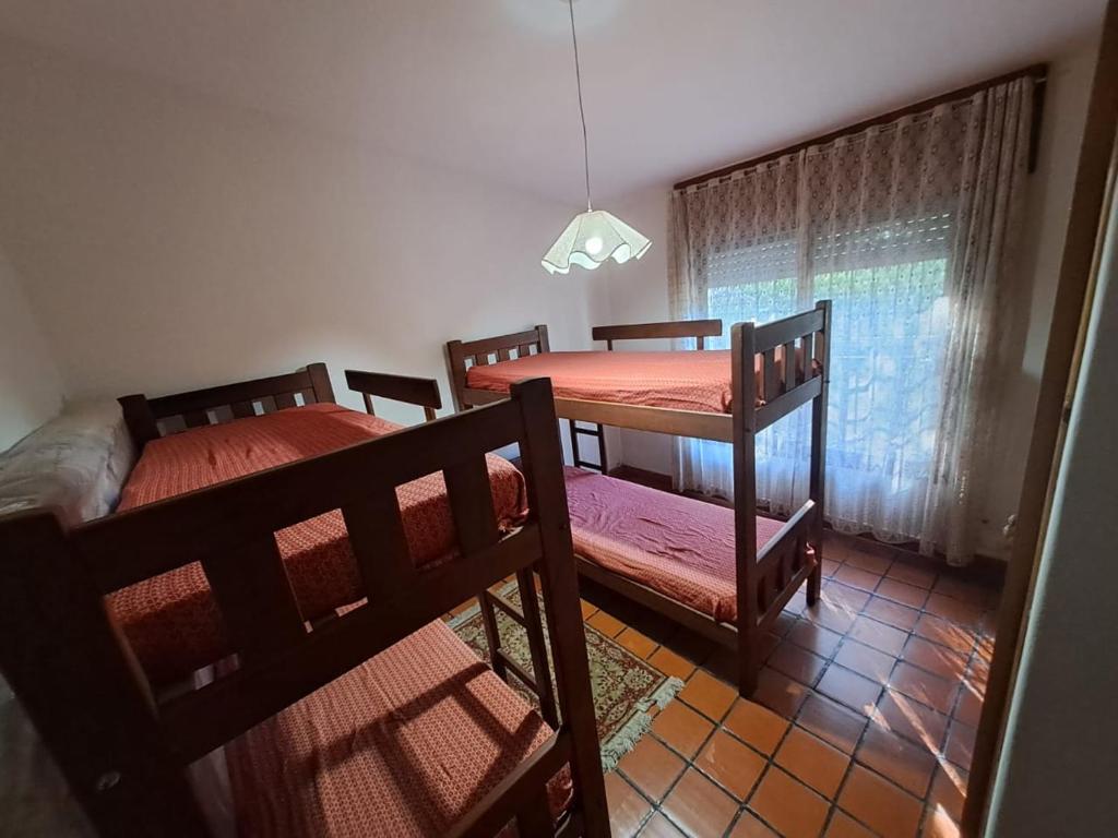 una habitación con dos literas y una mesa en Las lavandas del colibrí, en Alpa Corral