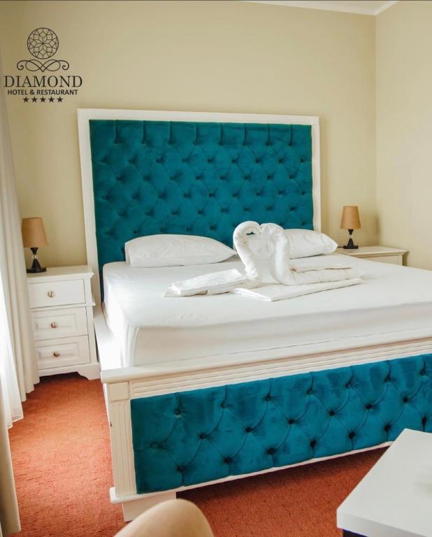 Postel nebo postele na pokoji v ubytování Diamond Hotel & Restaurant