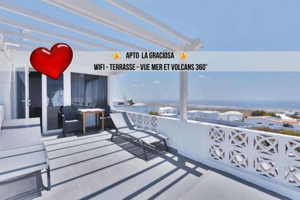 una decoración de un balcón con un corazón en La Graciosa - Casa Marosenia, en Güime