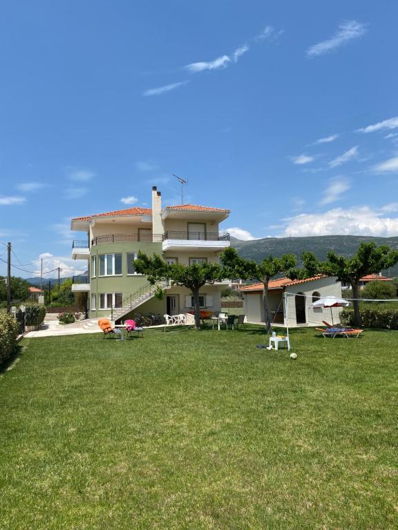 duży dom z trawnikiem przed nim w obiekcie Country house Nafpaktos w mieście Nafpaktos
