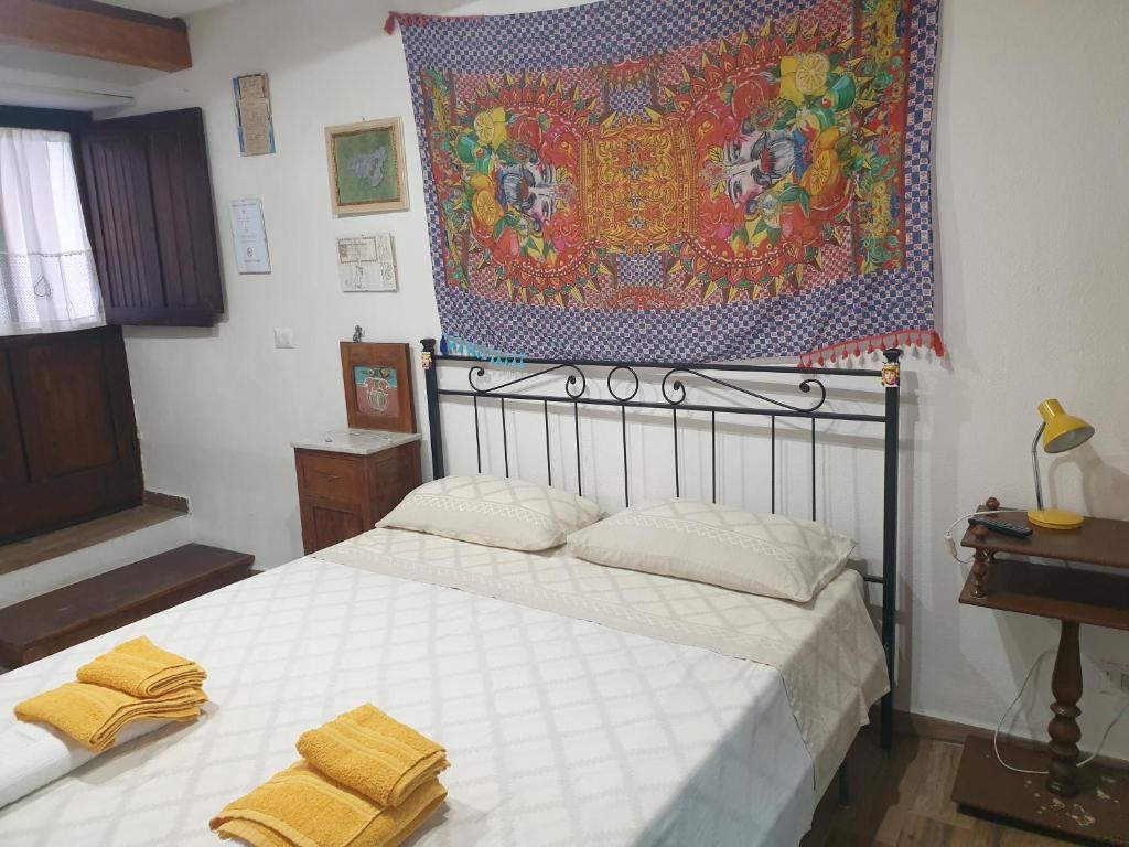 A bed or beds in a room at Sicily House Soprano