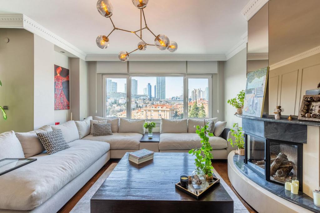 Exquisite House with Balcony and City View in Besiktas
