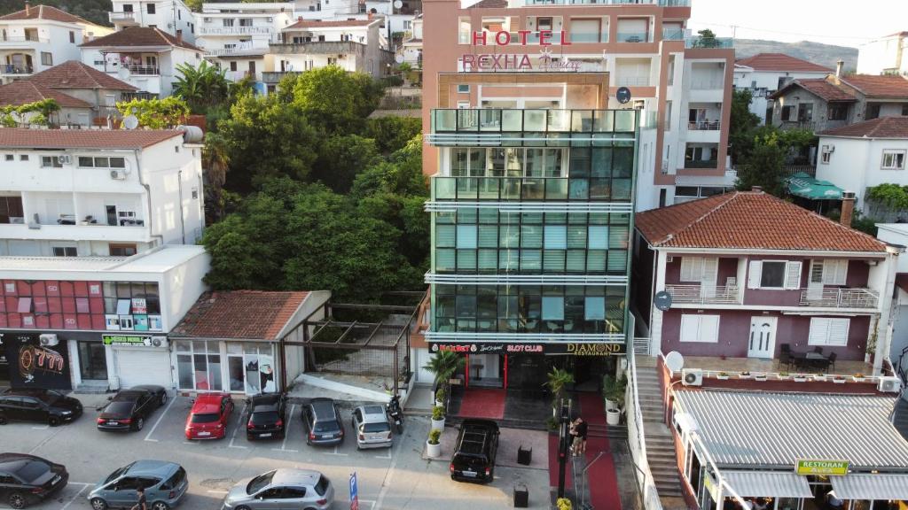 eine Luftansicht einer Stadt mit Gebäuden und Autos in der Unterkunft Diamond Hotel & Restaurant in Ulcinj