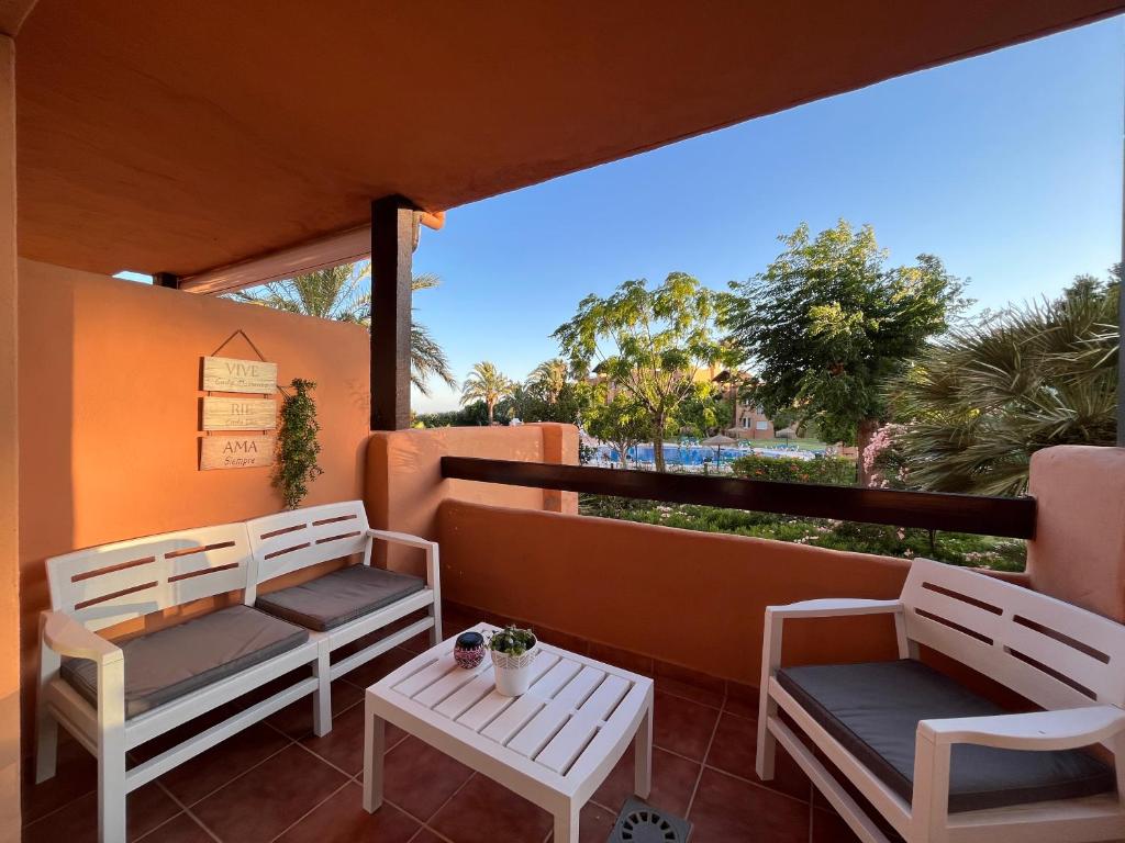 2 stoelen en een tafel op een balkon bij Tropical chic in Casares