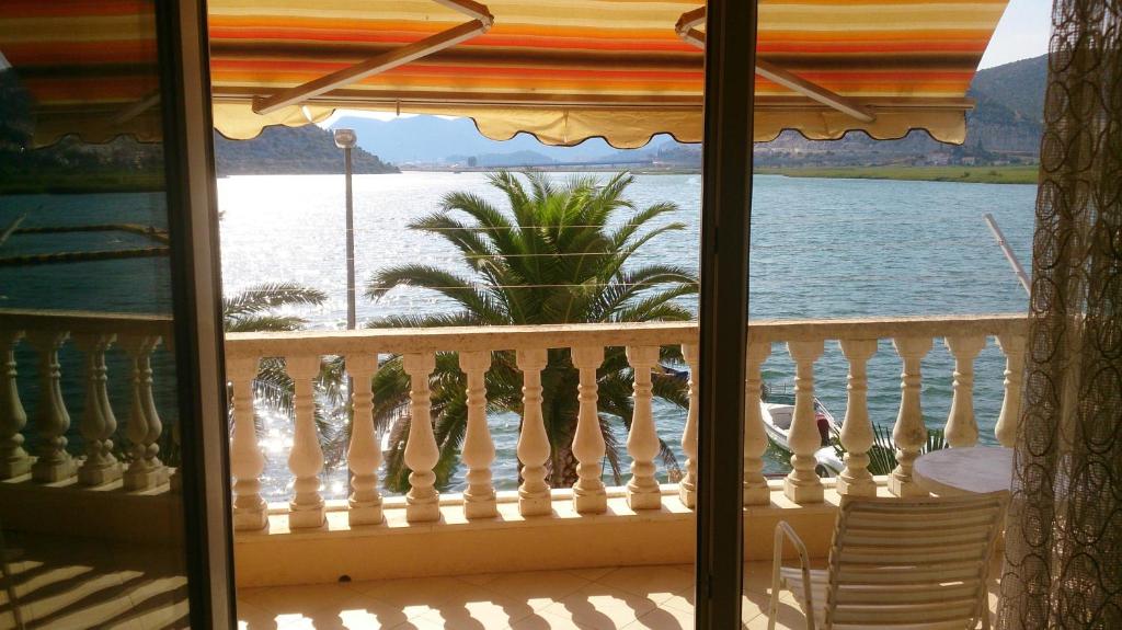 a view of the water from a balcony at Apartments Damić in Ploče