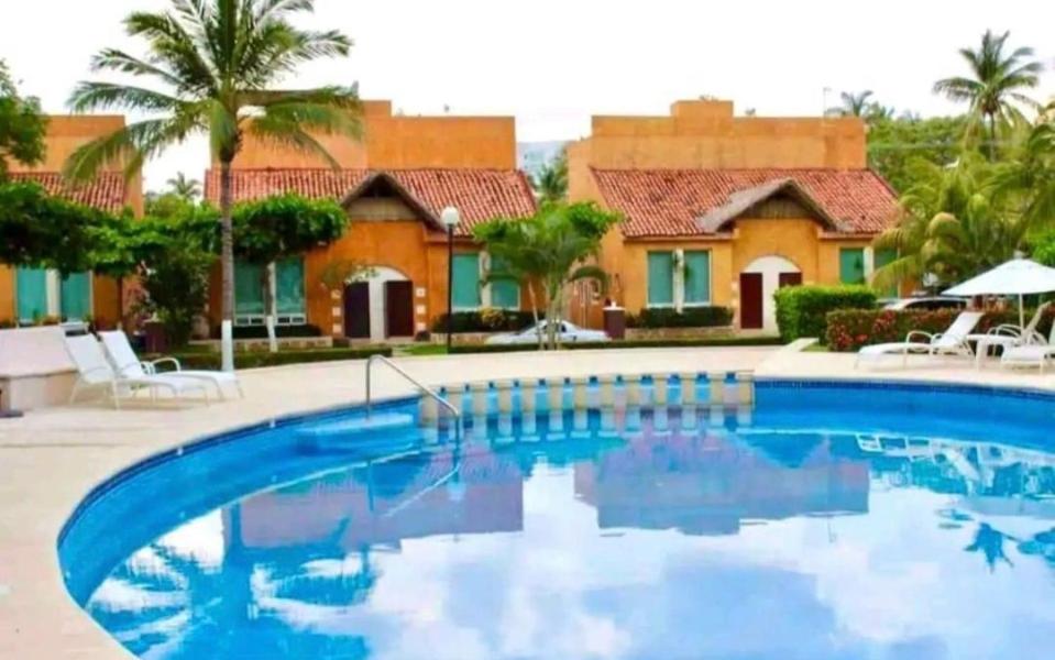 une grande piscine en face d'une maison dans l'établissement Casa Mar_bella 14, à Acapulco
