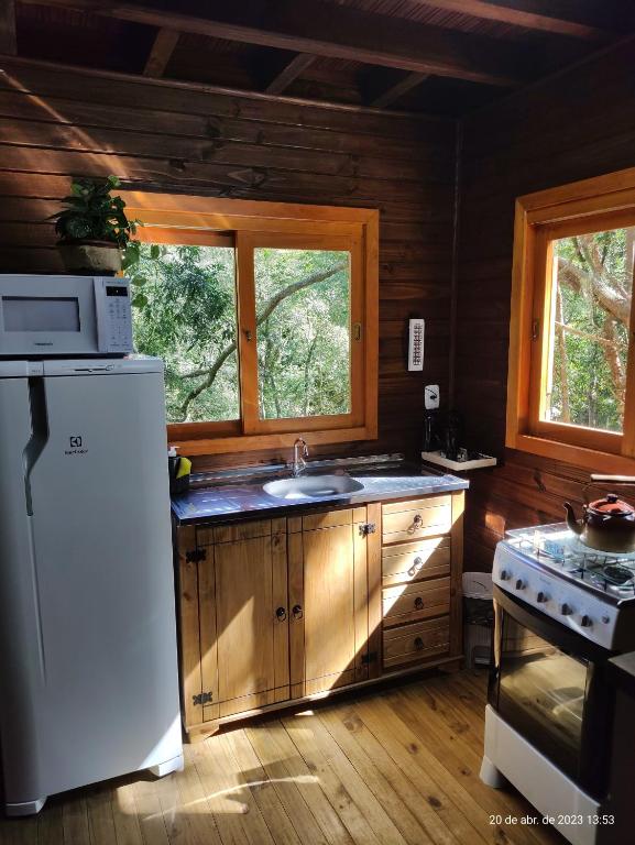 Kuchyň nebo kuchyňský kout v ubytování Cabanas dos Plátanos
