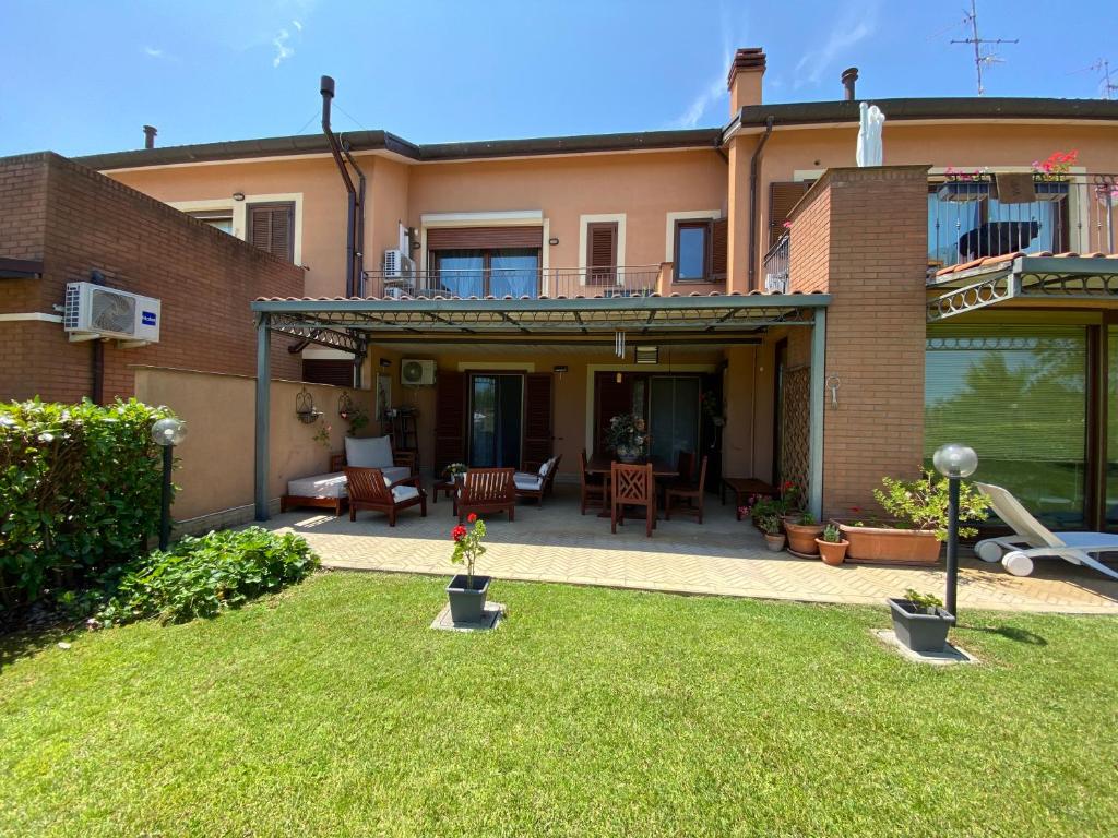 uma grande casa com um pátio e um quintal em Lemon tree suite al golf em Miglianico
