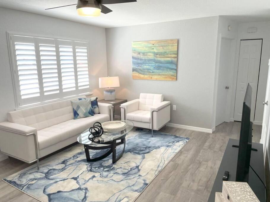 un soggiorno con divano e tavolo di Modern Apartment - 4 of 4 a Punta Gorda