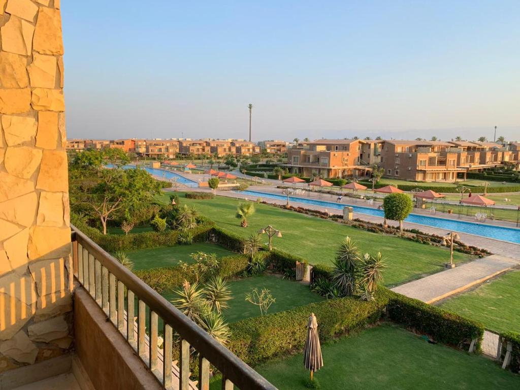 balkon z widokiem na ośrodek z basenem w obiekcie Marina Wadi Degla Resort Families Only w mieście Ajn Suchna
