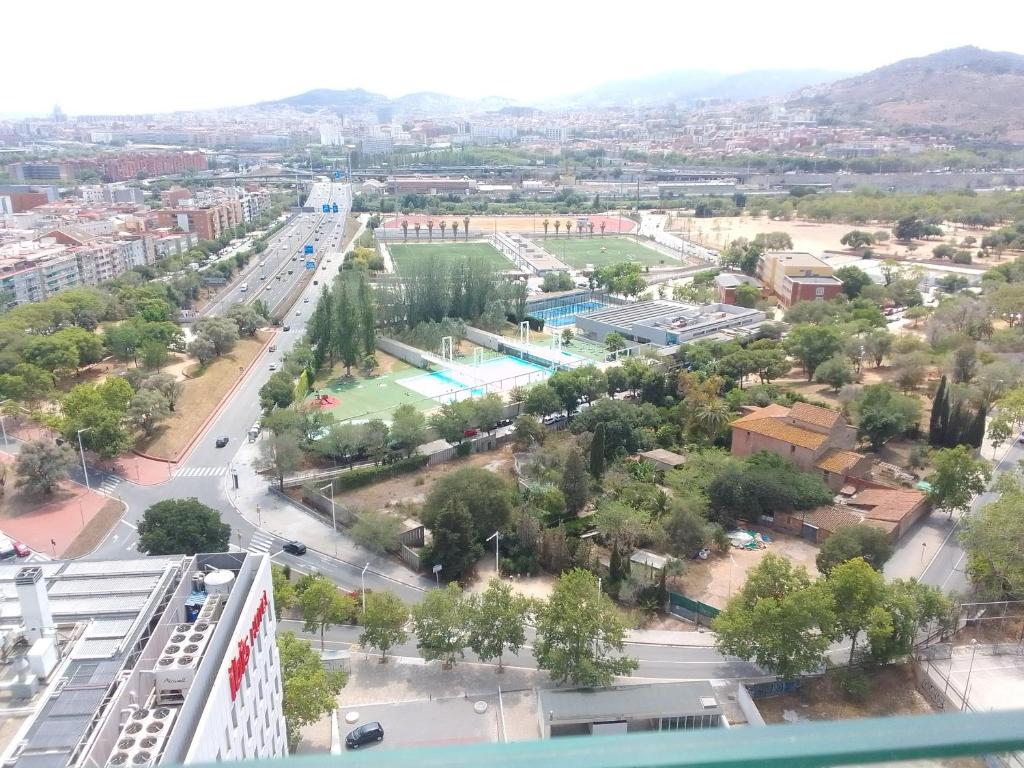 una vista aérea de una ciudad con una calle en Espectacular apartamento de alquiler en Santa Coloma Barcelona en Santa Coloma de Gramanet