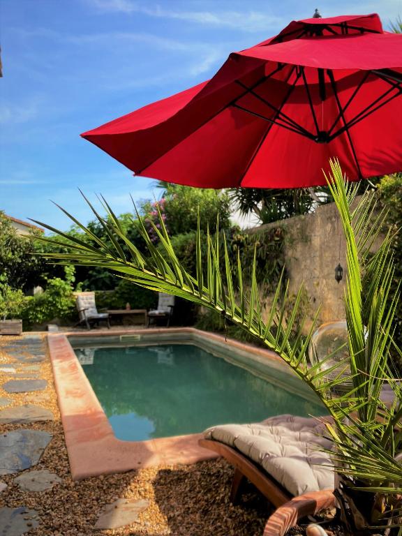 Bazén v ubytování Chambre, terrasse et piscine de l'Impasse du Pressoir nebo v jeho okolí