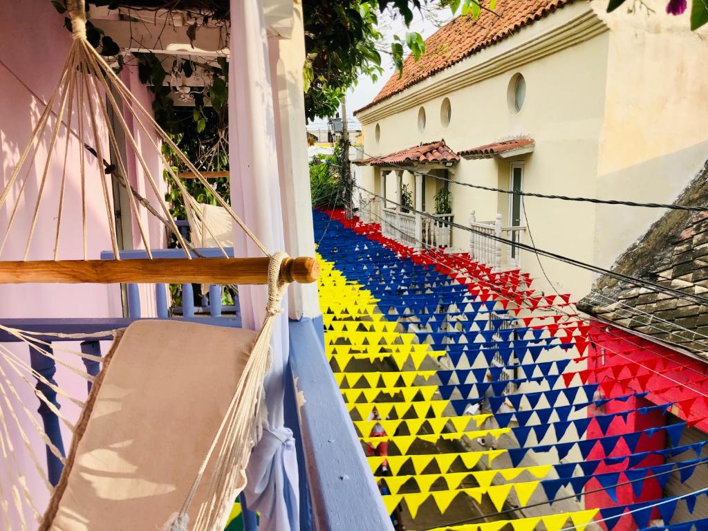 un grupo de barreras coloridas en el lateral de un edificio en Balcones de Venecia, en Cartagena de Indias