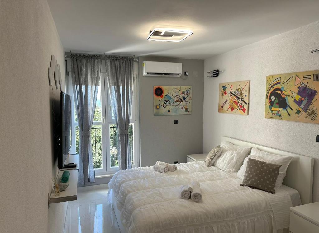 un dormitorio con una cama con dos animales de peluche en Cloud9, en Split