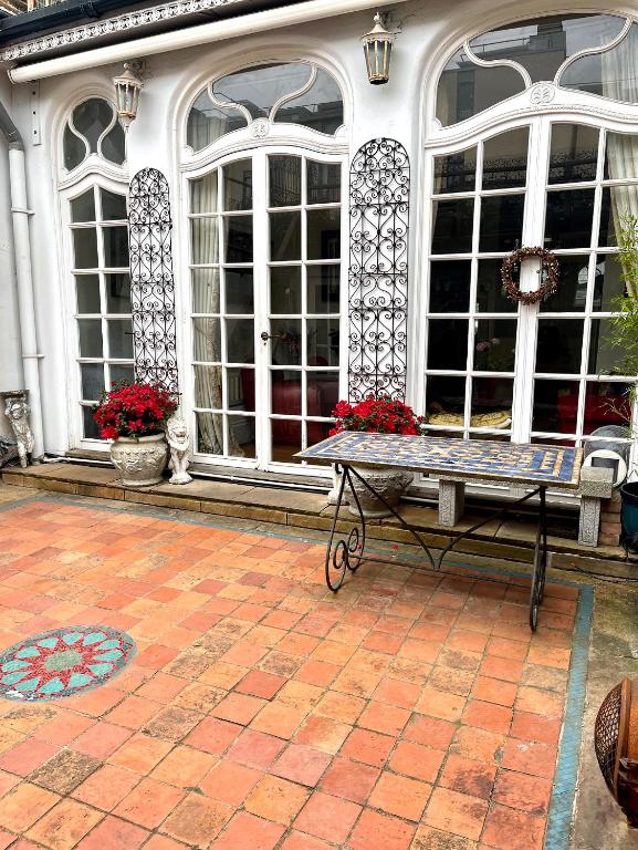 Golborne Road 3 Bedrooms Antique Rooftop Terrace Flat, London (updated