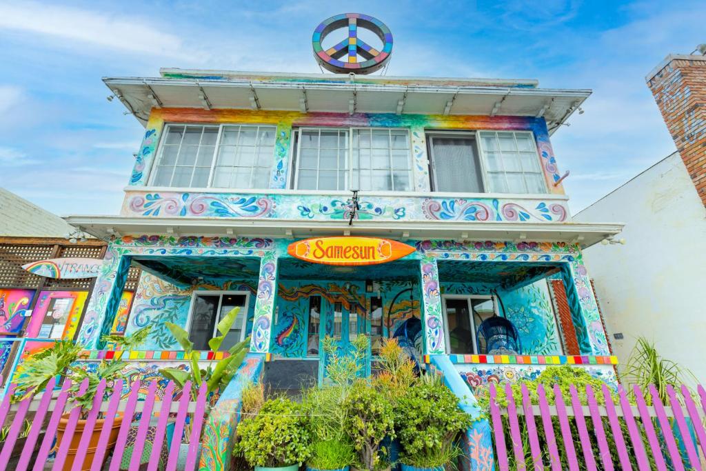 um edifício colorido com uma placa em frente em Samesun Ocean Beach Hotel & Hostel em San Diego