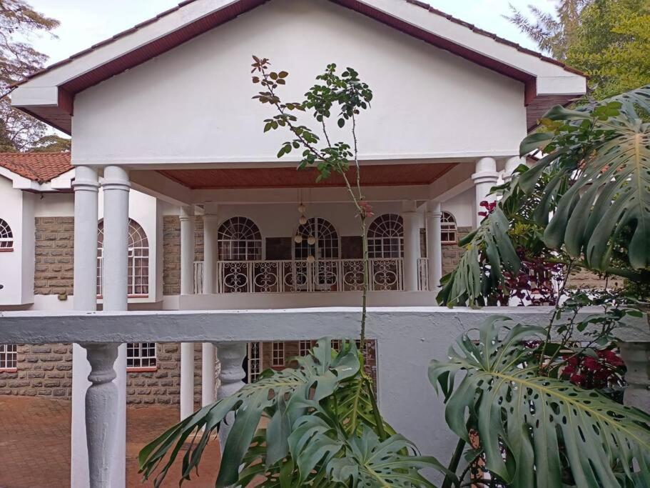 ナイロビにあるKaren white villaの白い家