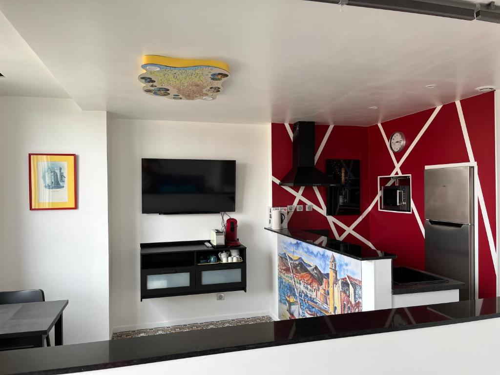 Телевизор и/или развлекательный центр в Maison de Majorque-Appartements