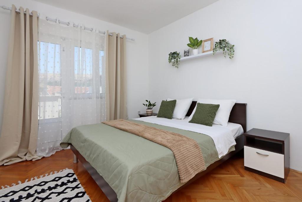 Posteľ alebo postele v izbe v ubytovaní Seaside apartments with a swimming pool Pag - 6412