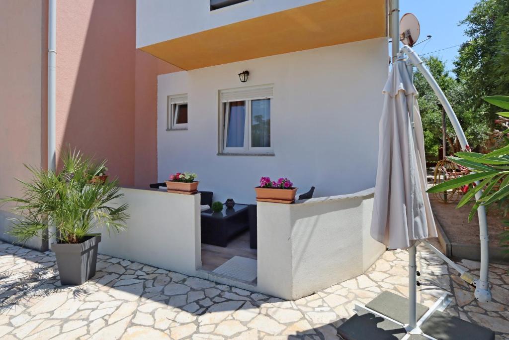 Balkón alebo terasa v ubytovaní Seaside apartments with a swimming pool Pag - 6412