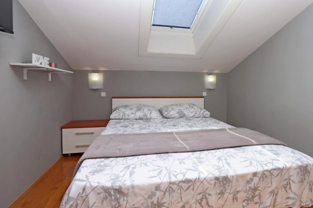 Posteľ alebo postele v izbe v ubytovaní Seaside apartments with a swimming pool Pag - 6412