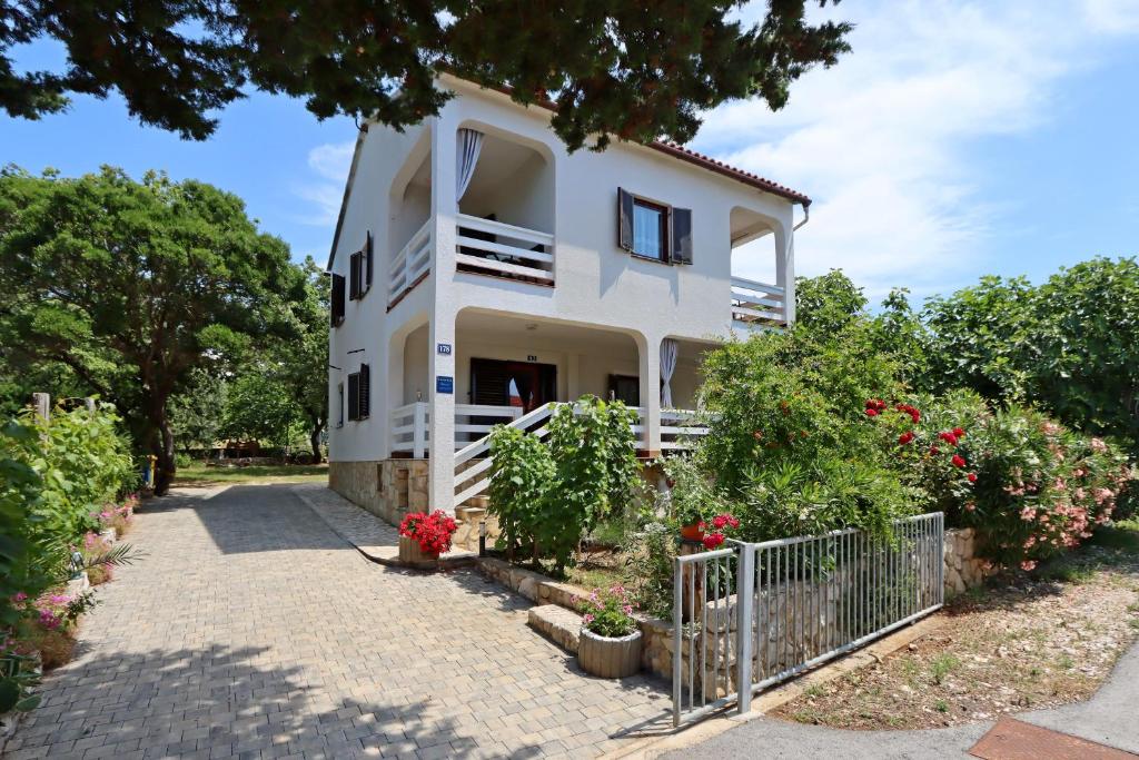 Cette villa offre une vue sur la maison. dans l'établissement Apartments with a parking space Potocnica, Pag - 6338, à Borovići