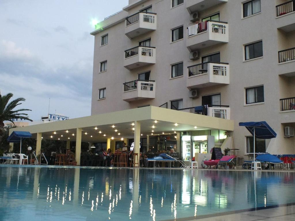 un hôtel avec une piscine en face d'un bâtiment dans l'établissement Livas Hotel Apartments, à Protaras