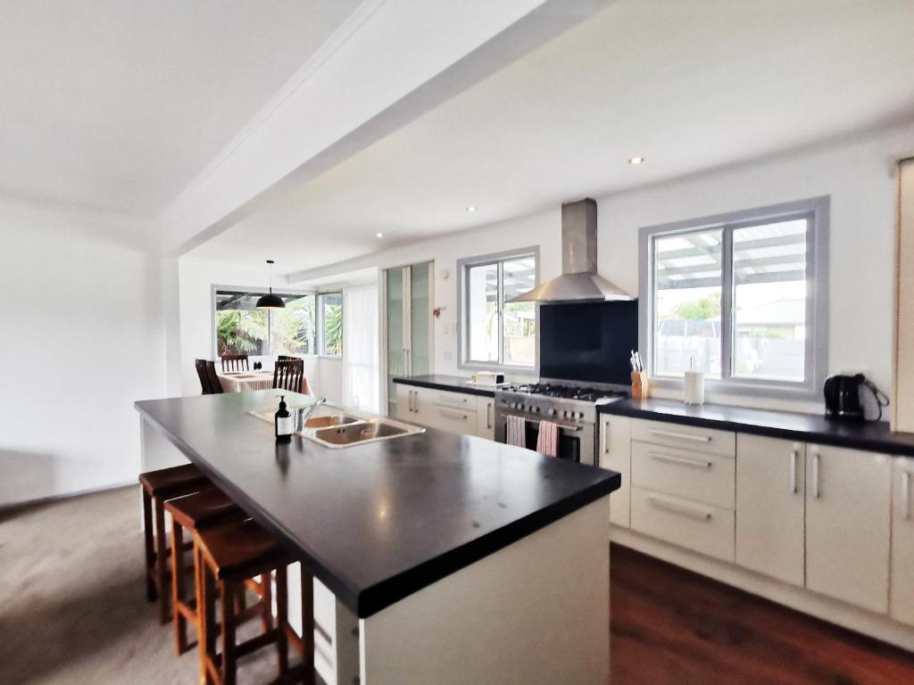 New painted 5 bdms spacious house close to the Base