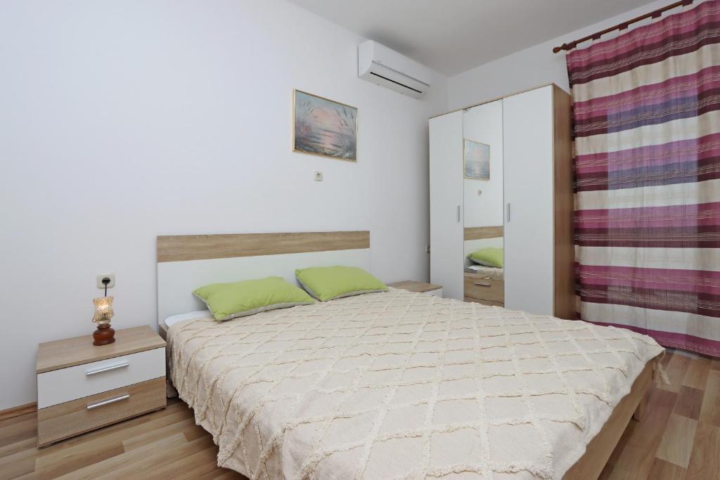 Postel nebo postele na pokoji v ubytování Apartments by the sea Mandre, Pag - 3084