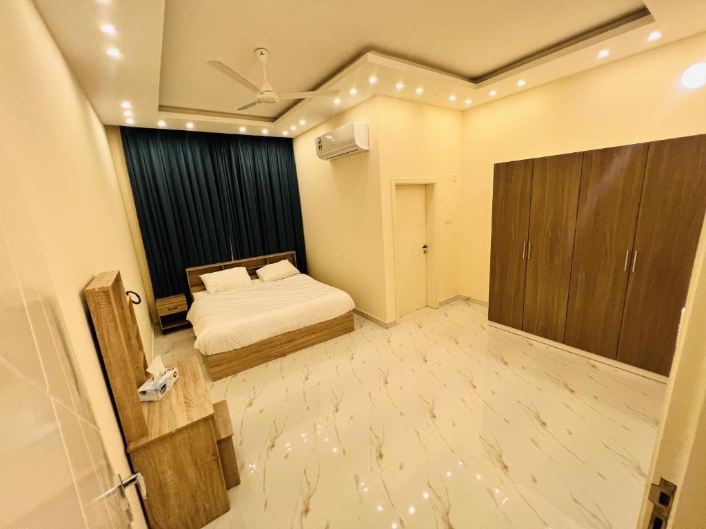 Postel nebo postele na pokoji v ubytování فيلا المزار villa almazar
