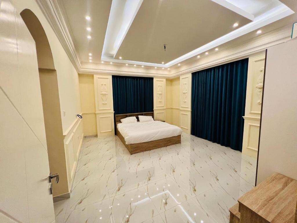 Postel nebo postele na pokoji v ubytování فيلا المزار villa almazar