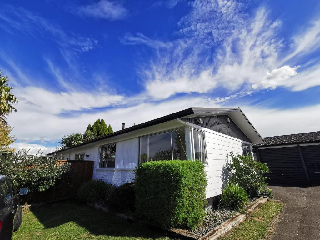 New painted 5 bdms spacious house close to the Base - Resim 35