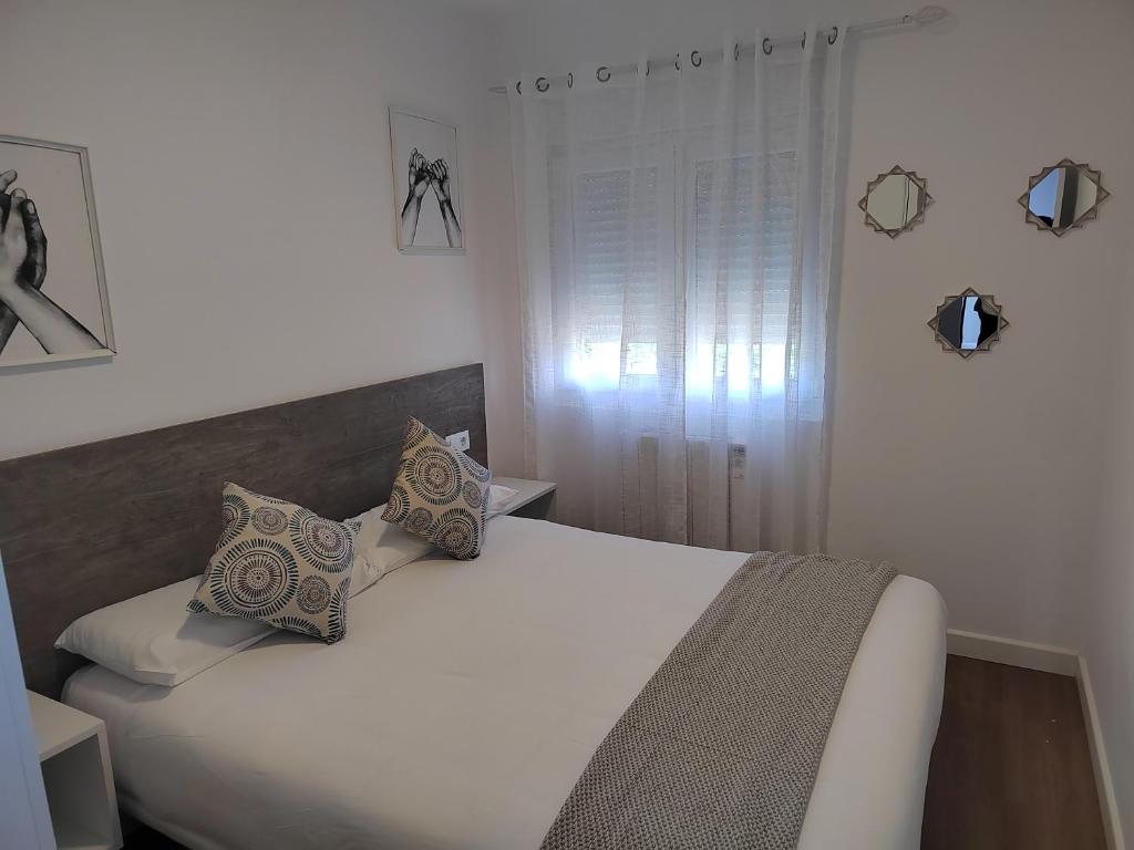 Posteľ alebo postele v izbe v ubytovaní Apartamentos en Leis Muxia