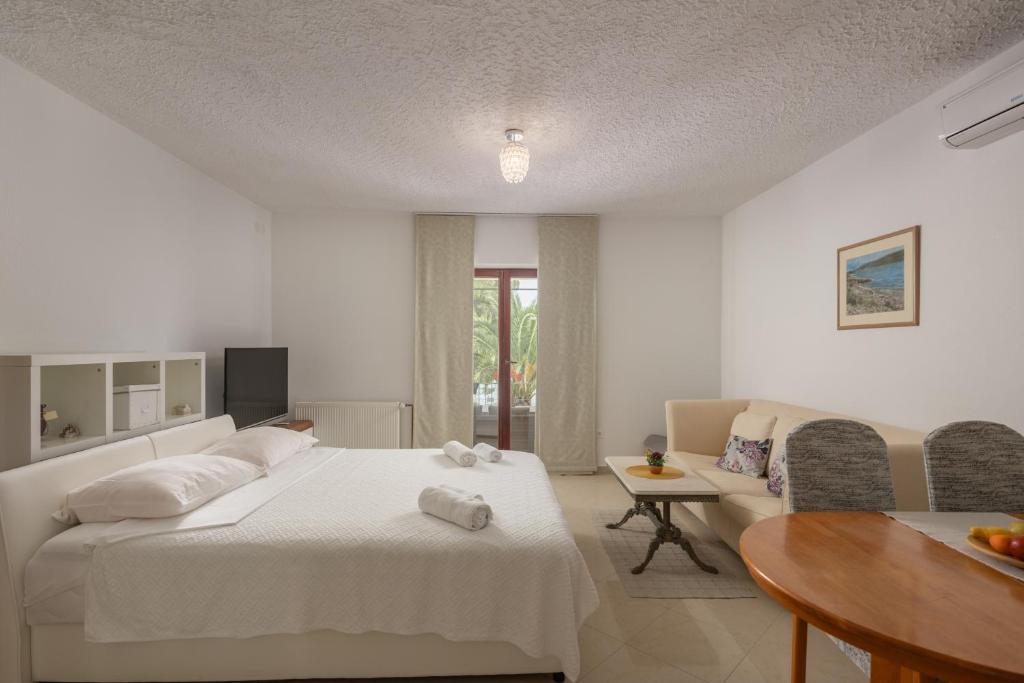 Posteľ alebo postele v izbe v ubytovaní Apartments by the sea Pridraga - Cuskijas, Novigrad - 6306