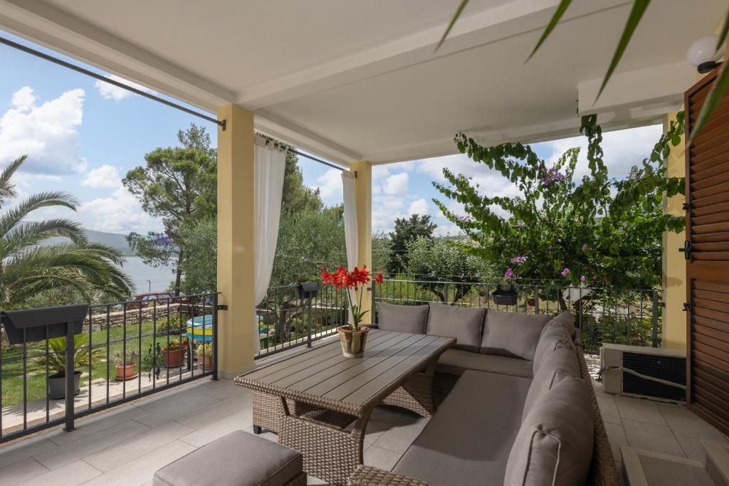 Balkón alebo terasa v ubytovaní Apartments by the sea Pridraga - Cuskijas, Novigrad - 6306
