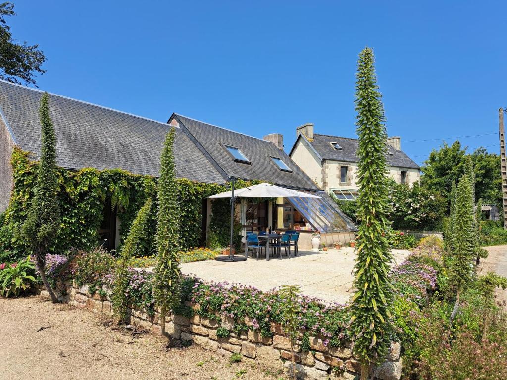 une maison avec du lierre poussant sur le côté dans l'établissement Holiday Home in Cleder near Sandy Beaches, à Sibiril
