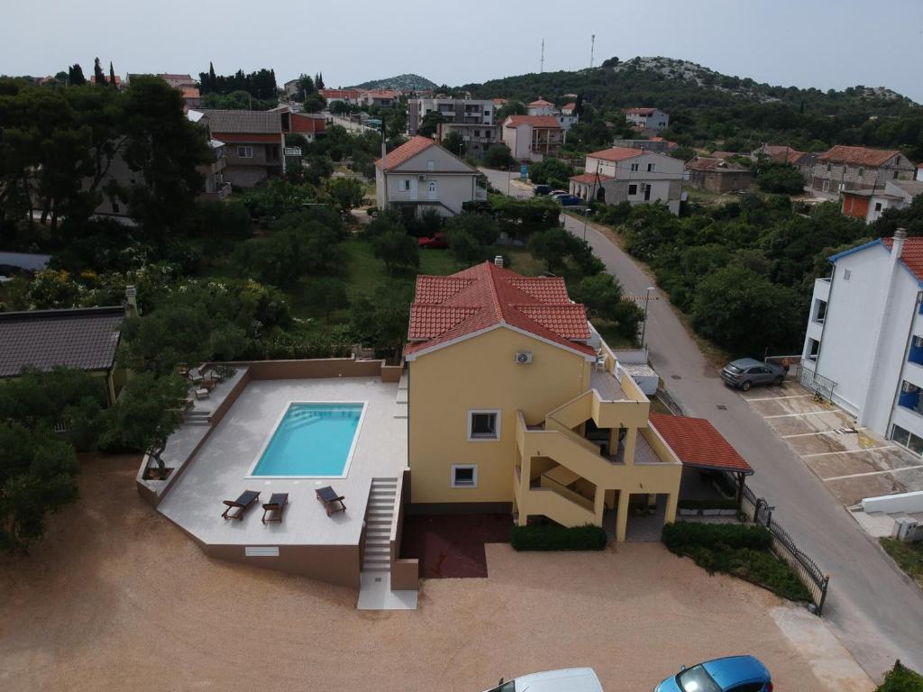 uma vista aérea de uma casa com piscina em Holiday house in Pakoštane with sea view, terrace, air conditioning, Wi-Fi (4852-1) em Pakoštane