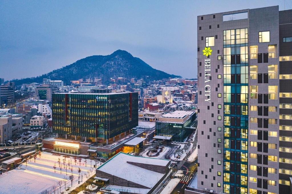 Blick auf eine Stadt mit einem hohen Gebäude in der Unterkunft Chuncheon Bella Residence in Chuncheon