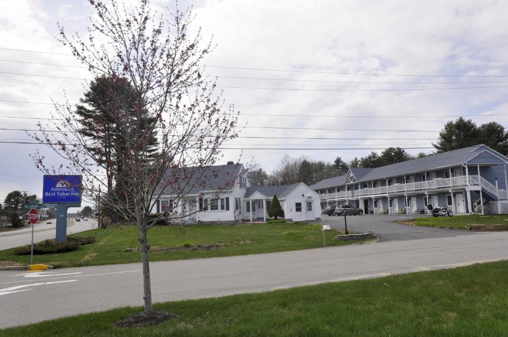 una calle con un edificio y un árbol al lado de una carretera en Americas Best Value Inn Scarborough Portland, en Scarborough