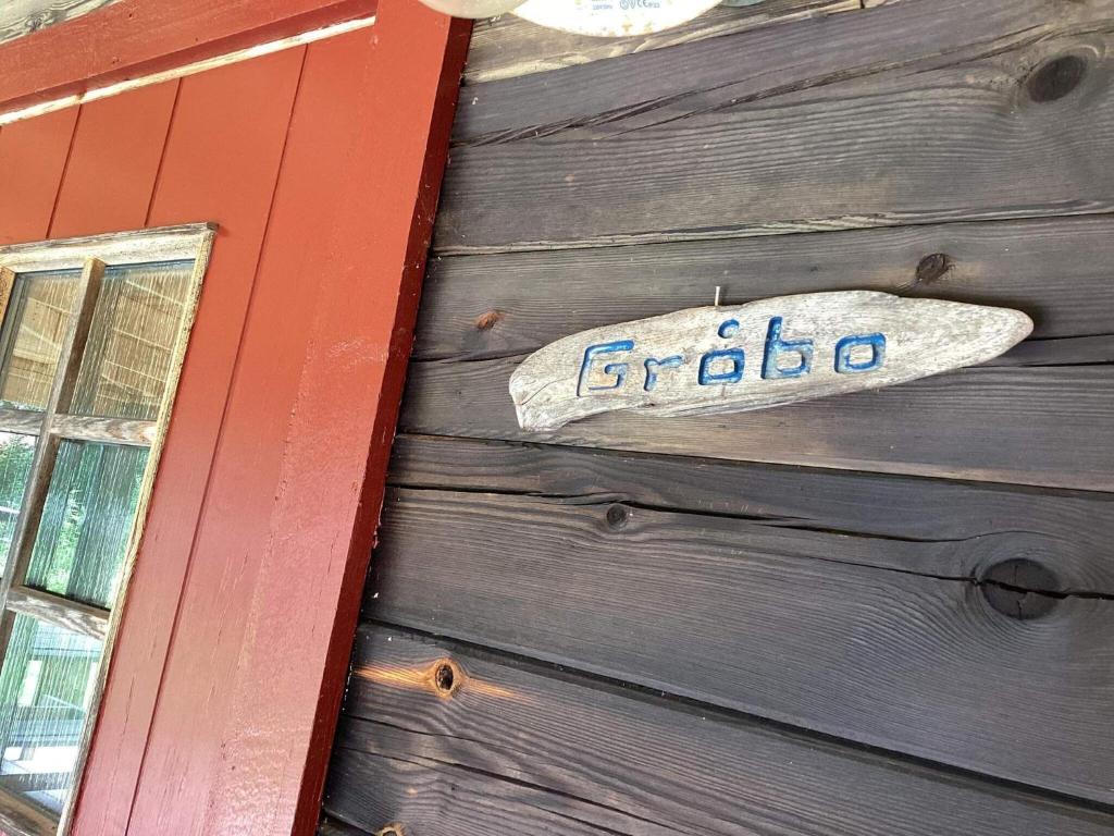 una señal en el lateral de una casa de madera en Holiday home TRANÅS III en Tranås